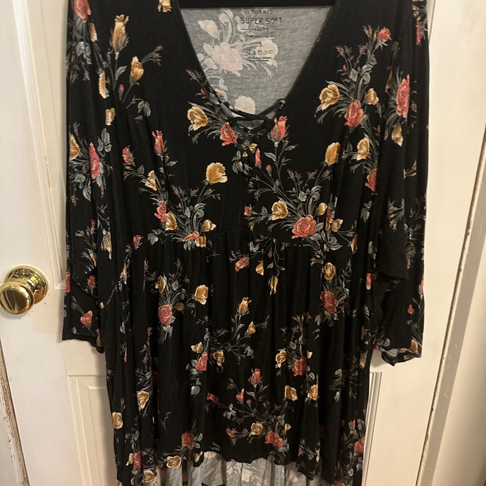 Torrid Floral V-Neck High-low top size 5